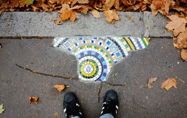 Malo je potrebno da ulice dobiju dušu: Ovaj umjetnik popravlja pločnike šarenim mozaicima