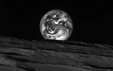Crno-bijele fotografije Mjesečeve površine i Zemlje koje je poslala južnokorejska sonda Danuri - 1