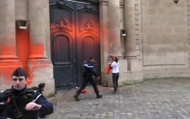 Klimatski aktivisti prebojali ulazna vrata ureda francuske premijerke