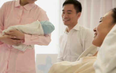 Roditelji s novorođenim djetetom