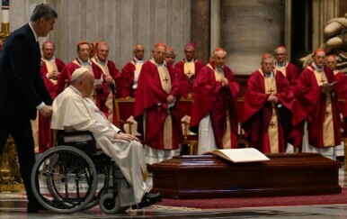 Papa na sprovodu kardianala Georgea Pella