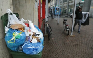 Smeće na zagrebačkom Trgu bana Jelačića