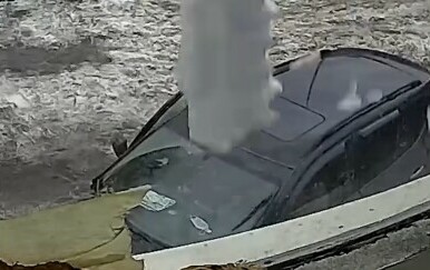 Komad leda pada na automobil