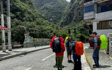 Tursti čekaju prijevoz, Machu Picchu