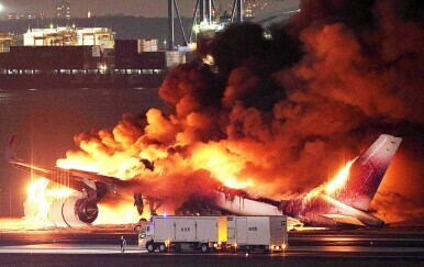 Avion izgorio na aerodromu u Tokiju nakon sudara s drugom letjelicom