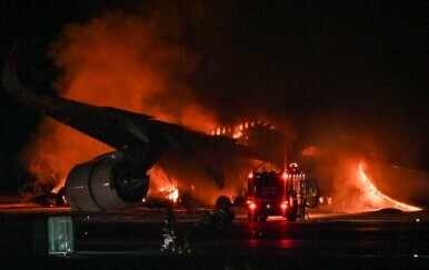 Avion izgorio na aerodromu u Tokiju