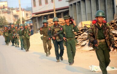 Mjanmarski vojnici patroliraju Laukkaijem