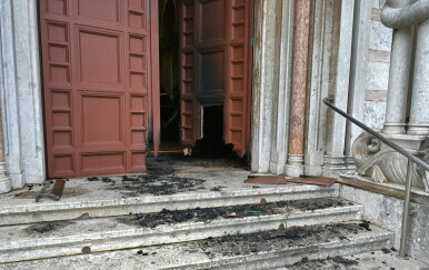 Zapaljena glavna vrata crkve Gospe od Mora - 9