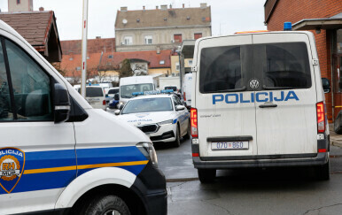 Policija uzima dokumente iz tvrtke Drava International - 2
