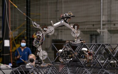 Robot graditelj Scaling Omnidirectional Lattice Locomoting Explorer (SOLL-E)