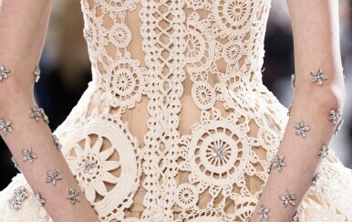 Model s revije visoke mode Jeana Paula Gaultier x Simone Rocha