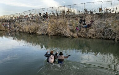 Migranti pokušavaju prijeći granicu između Meksika i SAD-a - 1