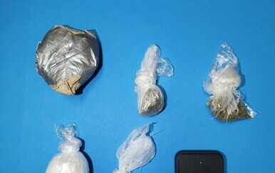 Policija je zaplijenila kokain, marihuanu i digitalnu vagu
