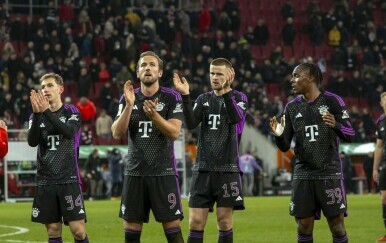 Lovro Zvonarek i igrači Bayerna