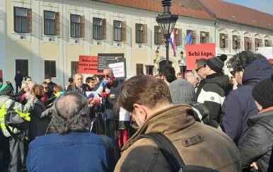 Prosvjed novinara ispred zgrade Vlade