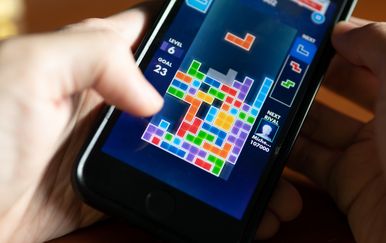 igranje videoigre tetris na mobitelu