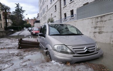 Kiša poplavila automobile u Splitu - 1