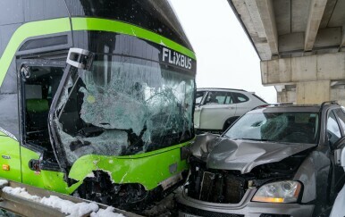 Prometna nesreća između automobila i busa