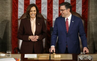 Kamala Harris i Mike Johnson na sjednici koja potvrđuje izbore