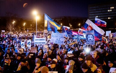 Tisuće ljudi prosvjeduju u Slovačkoj protiv približavanja Moskvi - 10