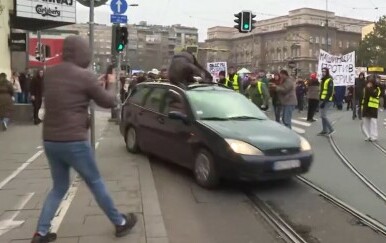 Automobilom udario studenticu tijekom odavanja počasti u Beogradu