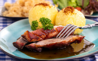 Omiljeno nedjeljno pečenje: Recept za bavarsku svinjetinu u slasnom tamnom umaku