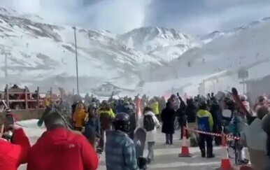 Helikopteri dolaze na mjesto nesreće na španjolskom skijalištu