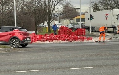 Gajbe sa staklenim bocama ispale s kamiona u Slavonskoj Aveniji - 2