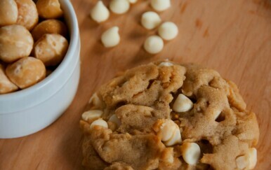 Kolačići s makadamijom i bijelom čokoladom