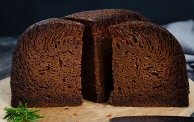 Crna baba: Sočan kolač koji se peče 10 sati u peći na drva