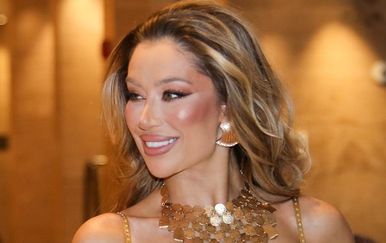 Tea Tairović u zlatnom kostimu nastupala na dočeku