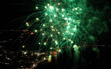 Spektakl koji je trebao oduševiti regiju završio u moru: Stotine dronova pale u ponoć