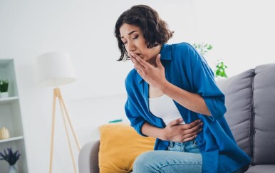 Bolovi u želucu i podrigivanje: Kada su bezazleni, a kada znak ozbiljnog problema?