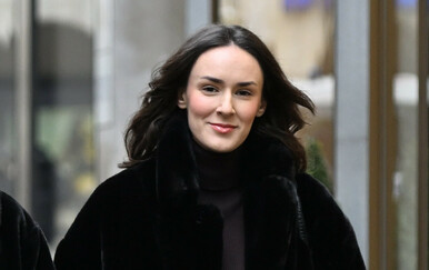 Ulična moda Zagreb u najlonkama s uzorkom i elegantnim čizmama