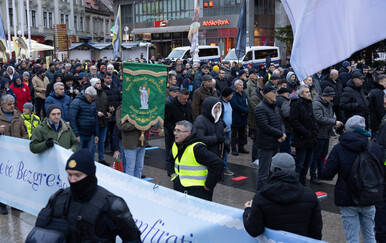 Molitelji na Trgu bana Josipa Jelačića