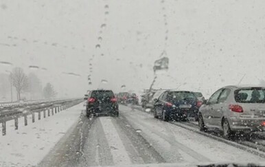 Snijeg stvorio velike probleme u prometu u BiH