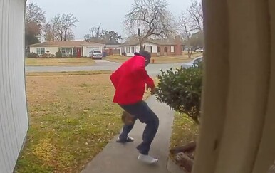 Kako se prepao! Na pragu ga dočekalo urnebesno iznenađenje, kamera sve snimila