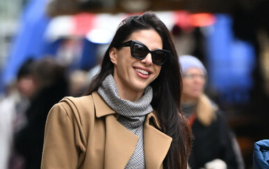 Ulična moda Zagreb u minici i visokim čizmama