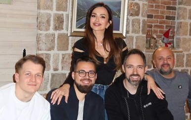 Severina je na Instagramu raznježila i razveselila svoje pratitelje objavivši niz fotografija na kojima pozira sa članovima svog benda i dugogodišnjim suradnicima