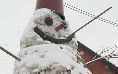 Divovski snjegović u Bijelom Brdu postao atrakcija, ali i dio lijepe humanitarne priče
