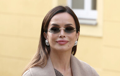 Severina u trapericama brenda Loewe i kratkoj bundi