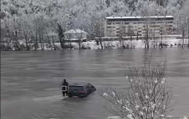 BiH zahvatile poplave, vatrogasac oduševio riskantnim potezom