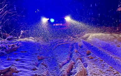 Taksi završio u jarku zbog snijega, intervenirali vatrogasc