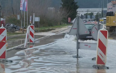 Snijeg stigao i do obale, jugo ponovno donijelo otpad u Dubrovniku