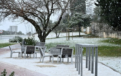 Snijeg stigao i do obale, jugo ponovno donijelo otpad u Dubrovniku