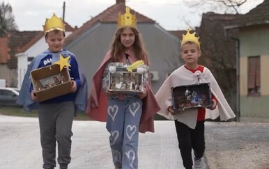 Mali Zvjezdari iz Kladara čuvaju običaj na Sveta Tri Kralja, s njima smo bili u obilasku kuća!