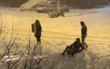 U Zagrebu toliko dugo nije bilo snijega da su sanjke pale u zaborav, pogledajte kako se klinci snalaze danas