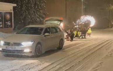 VIDEO U Đulovcu auto vukao sanjke po snijegom prekrivenoj cesti