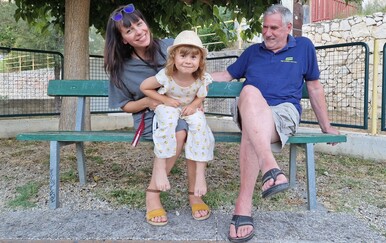 Ja ću te možda ipak nekad još nazvati na telefon. Pa kad mi glas kaže da si trenutno nedostupan, nasmijati se. Prevest ću si to kako ćemo jednog dana ponovo sresti.