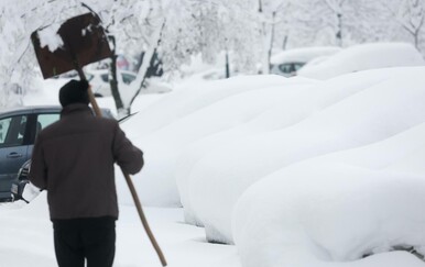 Snijeg u BiH stvorio priliku i za zaradu, veliko zanimanje za čišćenje uz naknadu
